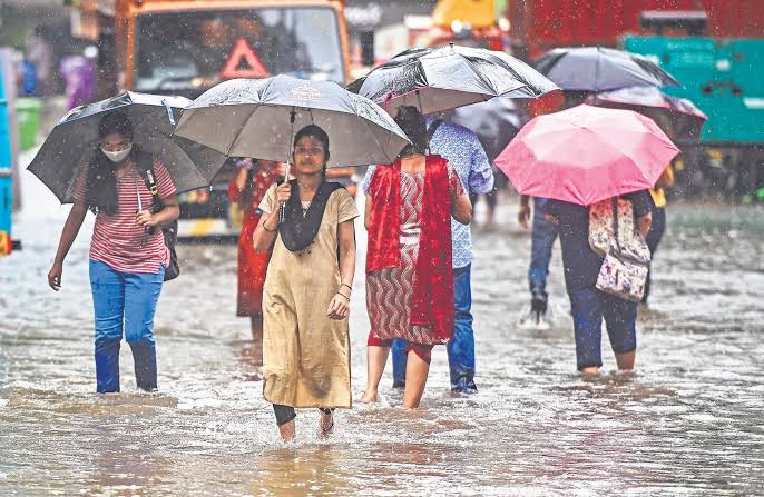  వరదల్లో కొట్టుకుపోయిన ఓ కుటుంబం -వీడియో