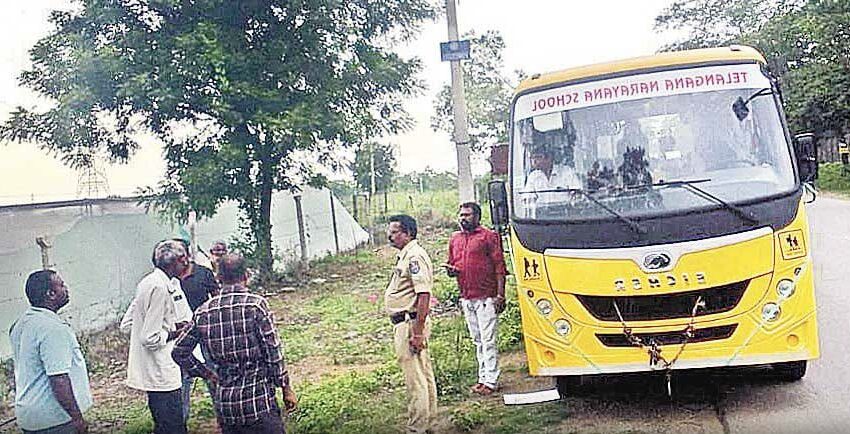  స్కూల్ బస్సులో మద్యం తరలింపు