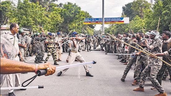  పోలీస్ VS పోలీస్.. ఒకరి పై ఒకరు లాఠీఛార్జ్