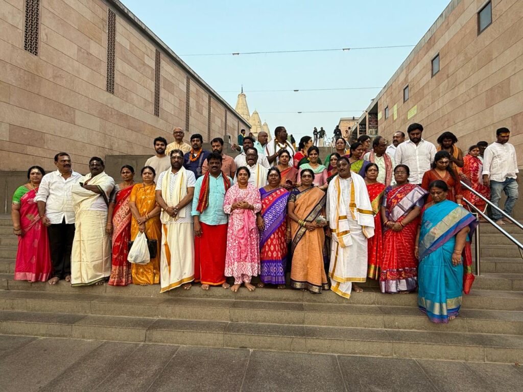 MP Vaviraju special pooja to Kashi Vishwanatha Swami